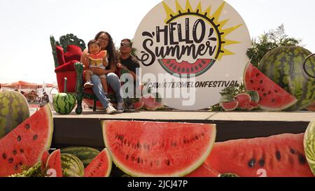 Los Angeles, Stati Uniti. 12th giugno 2022. La gente partecipa al Festival del melone californiano 2022 a Los Angeles, California, Stati Uniti, il 12 giugno 2022. Il California Watermelon Festival 2022 si è tenuto a Los Angeles nel corso del fine settimana, con cocomeri gratuiti, spettacoli di musica dal vivo, giostre di carnevale e altre attività divertenti per le famiglie. Credit: Zeng Hui/Xinhua/Alamy Live News Foto Stock