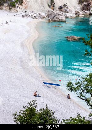 Lefkada Island, Grecia-06.05.2022. Giovani turisti che visitano la spiaggia di Agiofili la mattina presto prima che si affollato. Foto Stock