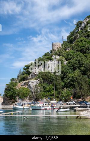 Isola di Ithaca, Grecia- 05.26.2022. Una vista sul porto di Frikes. Un villaggio molto tranquillo e sonnolento con un paio di ristoranti e alcuni negozi che servono vacanza mak Foto Stock