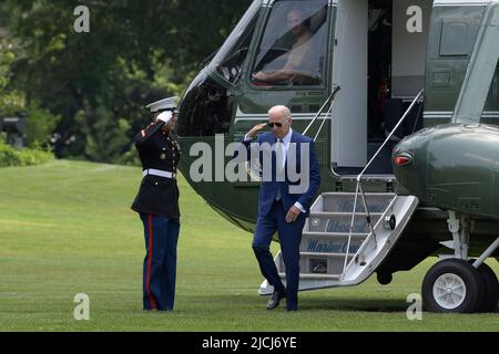 13 giugno 2022, Washington, Dastric of Columbia, USA: IL Presidente DEGLI STATI UNITI JOE BIDEN arriva alla Casa Bianca dal Delaware, oggi il 13 giugno 2022 alla South Lawn/White House a Washington DC, USA. (Credit Image: © Lenin Nolly/ZUMA Press Wire) Foto Stock