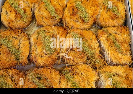 Dolce turco o arabo, baklava burma kadayif a base di pasta filo, ripieno di pistacchi tritati e zuccherato con sciroppo o miele, cl Foto Stock