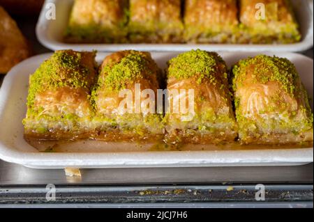 Dolce turco o arabo, baklava a base di pasta filo, ripieno di pistacchi tritati e zuccherato con sciroppo o miele, da vicino Foto Stock