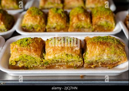 Dolce turco o arabo, baklava a base di pasta filo, ripieno di pistacchi tritati e zuccherato con sciroppo o miele, da vicino Foto Stock