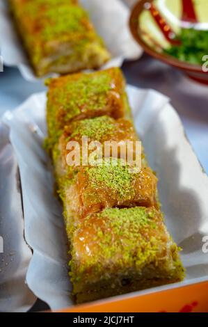 Dolce turco o arabo, baklava a base di pasta filo, ripieno di pistacchi tritati e zuccherato con sciroppo o miele, da vicino Foto Stock