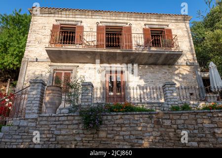 Isola di Ithaca, Grecia-05.25.2022. Villa Votsalo a Kioni, Ithaca, Grecia. Una bella proprietà in pietra di stile tradizionale per le vacanze. Foto Stock