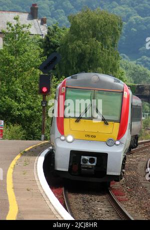 Trasporto per Galles classe 175 Coradia 1000 diesel unità multiple, numero 175 109, arrivando alla stazione ferroviaria di Llandudno Junction al numero 7th Jume 2022. Foto Stock