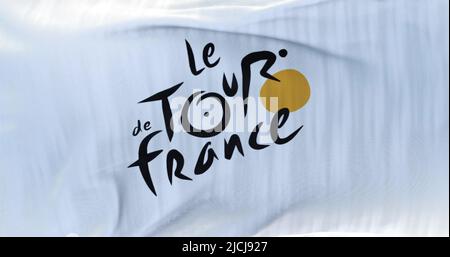 Parigi, Francia, giugno 2022: Bandiera con il logo Tour de France ondeggiante. Il Tour de France è l'evento ciclistico più importante dell'anno e uno dei Foto Stock