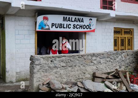 Scuola pubblica nel villaggio Himalayano di Malana Foto Stock