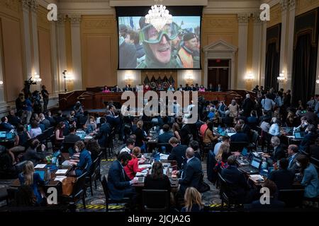 Washington, DC. 13th giugno 2022. Washington, DC - Giugno 13 : Video dell'attacco di Gennaio 6th è mostrato su uno schermo come la commissione di selezione della Camera ha incaricato di indagare l'attacco di Gennaio 6th sul Capitol tenere un'audizione su Capitol Hill Lunedi, Giugno 13, 2022 a Washington, DC. Credit: Jabin Botsford/Pool via CNP/dpa/Alamy Live News Foto Stock