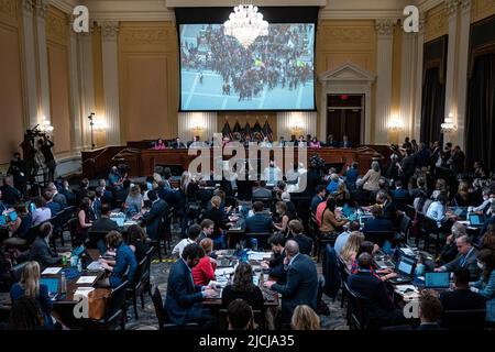 Washington, DC. 13th giugno 2022. Washington, DC - Giugno 13 : Video dell'attacco di Gennaio 6th è mostrato su uno schermo come la commissione di selezione della Camera ha incaricato di indagare l'attacco di Gennaio 6th sul Capitol tenere un'audizione su Capitol Hill Lunedi, Giugno 13, 2022 a Washington, DC. Credit: Jabin Botsford/Pool via CNP/dpa/Alamy Live News Foto Stock