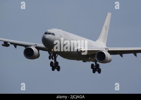 1301, un Airbus A330 MRTT (trasporto con petroliere multirole) gestito dall'aviazione degli Emirati Arabi Uniti, che arriva all'aeroporto internazionale di Prestwick in Ayrshire, Scozia. Ad eccezione del numero di serie, l'aeromobile era stato spazzato via da tutti i titoli e le insegne militari. Foto Stock