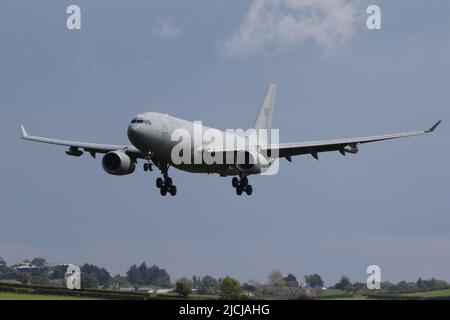 1301, un Airbus A330 MRTT (trasporto con petroliere multirole) gestito dall'aviazione degli Emirati Arabi Uniti, che arriva all'aeroporto internazionale di Prestwick in Ayrshire, Scozia. Ad eccezione del numero di serie, l'aeromobile era stato spazzato via da tutti i titoli e le insegne militari. Foto Stock