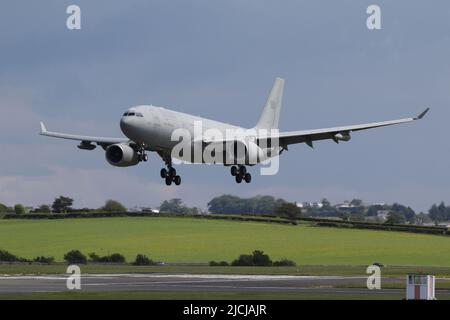 1301, un Airbus A330 MRTT (trasporto con petroliere multirole) gestito dall'aviazione degli Emirati Arabi Uniti, che arriva all'aeroporto internazionale di Prestwick in Ayrshire, Scozia. Ad eccezione del numero di serie, l'aeromobile era stato spazzato via da tutti i titoli e le insegne militari. Foto Stock