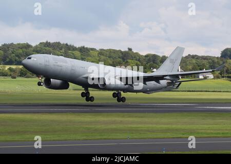 1301, un Airbus A330 MRTT (trasporto con petroliere multirole) gestito dall'aviazione degli Emirati Arabi Uniti, che arriva all'aeroporto internazionale di Prestwick in Ayrshire, Scozia. Ad eccezione del numero di serie, l'aeromobile era stato spazzato via da tutti i titoli e le insegne militari. Foto Stock