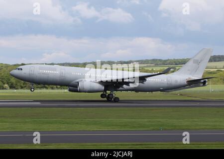 1301, un Airbus A330 MRTT (trasporto con petroliere multirole) gestito dall'aviazione degli Emirati Arabi Uniti, che arriva all'aeroporto internazionale di Prestwick in Ayrshire, Scozia. Ad eccezione del numero di serie, l'aeromobile era stato spazzato via da tutti i titoli e le insegne militari. Foto Stock