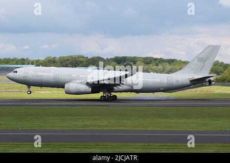 1301, un Airbus A330 MRTT (trasporto con petroliere multirole) gestito dall'aviazione degli Emirati Arabi Uniti, che arriva all'aeroporto internazionale di Prestwick in Ayrshire, Scozia. Ad eccezione del numero di serie, l'aeromobile era stato spazzato via da tutti i titoli e le insegne militari. Foto Stock