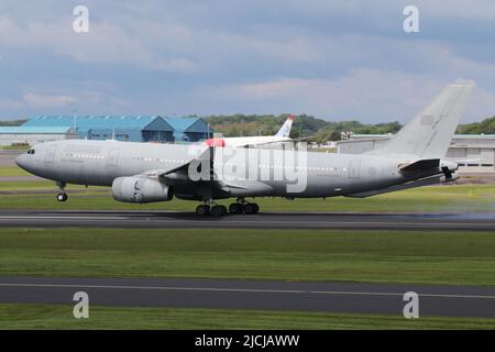 1301, un Airbus A330 MRTT (trasporto con petroliere multirole) gestito dall'aviazione degli Emirati Arabi Uniti, che arriva all'aeroporto internazionale di Prestwick in Ayrshire, Scozia. Ad eccezione del numero di serie, l'aeromobile era stato spazzato via da tutti i titoli e le insegne militari. Foto Stock