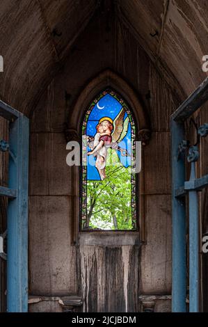 Dettaglio interno della tomba di vetro colorato danneggiato. Cimitero di Montmartre. Parigi, Francia. 05/2009 Foto Stock