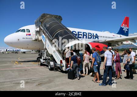 Tirana, Albania - 29.07.2017: I passeggeri salgono a bordo dell'aereo Air Serbia Tirana International Airport Nene Tereza, noto anche come Rinas International Foto Stock