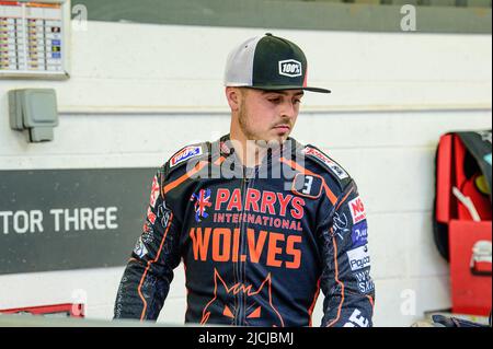 MANCHESTER, REGNO UNITO. GIUGNO 13th Luke Becker di Wolverhampton Parrys International Wolves durante la partita di premiership SGB tra Belle Vue Aces e Wolverhampton Wolves al National Speedway Stadium di Manchester lunedì 13th giugno 2022. (Credit: Ian Charles | MI News) Credit: MI News & Sport /Alamy Live News Foto Stock