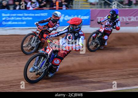 MANCHESTER, REGNO UNITO. GIU 13th Max Fricke (Rosso) dentro Luke Becker (Bianco) con Tom Brennan (Blu) dietro durante la SGB Premiership match tra Belle Vue Aces e Wolverhampton Wolves al National Speedway Stadium di Manchester lunedì 13th giugno 2022. (Credit: Ian Charles | MI News) Credit: MI News & Sport /Alamy Live News Foto Stock