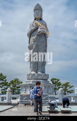 Il complesso del tempio buddista coreano di Naksansa nell'ordine di Jogye nella provincia di Gangwon, Corea del Sud, il 12 giugno 2022 Foto Stock