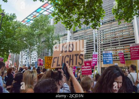 Londra, Regno Unito. 13th giugno 2022. Durante la dimostrazione, un manifestante ha in mano un cartello con la dicitura "No Flights" (Nessun volo). Al di fuori del cartello si sono riunite enormi folle, cartelli di protesta contro l'invio di rifugiati in Ruanda. Il governo del Regno Unito ha firmato un accordo con il Ruanda per deportare i rifugiati da vari paesi alla nazione africana. (Foto di Vuk Valcic/SOPA Images/Sipa USA) Credit: Sipa USA/Alamy Live News Foto Stock