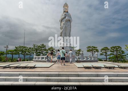 Il complesso del tempio buddista coreano di Naksansa nell'ordine di Jogye nella provincia di Gangwon, Corea del Sud, il 12 giugno 2022 Foto Stock