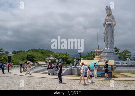 Il complesso del tempio buddista coreano di Naksansa nell'ordine di Jogye nella provincia di Gangwon, Corea del Sud, il 12 giugno 2022 Foto Stock