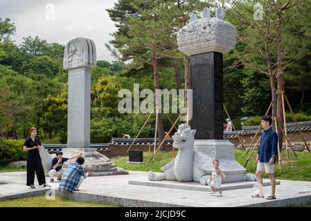 Il complesso del tempio buddista coreano di Naksansa nell'ordine di Jogye nella provincia di Gangwon, Corea del Sud, il 12 giugno 2022 Foto Stock