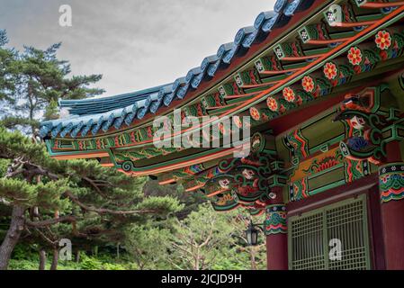 Il complesso del tempio buddista coreano di Naksansa nell'ordine di Jogye nella provincia di Gangwon, Corea del Sud, il 12 giugno 2022 Foto Stock