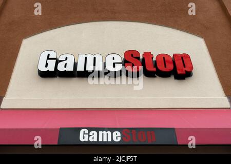 MINNEAPOLIS, MN, USA - 12 GIUGNO 2022:Game Stop all'esterno del negozio al dettaglio e logo del marchio. Foto Stock