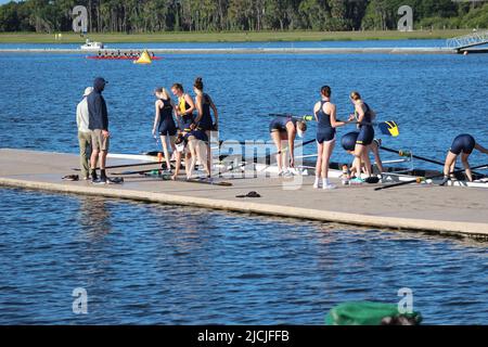 2022 University of Michigan Womens team a Big Ten gara di regata invitazionale Sarasota Florida nathan Benderson Park equipaggio 4 8 persone barche veloce Foto Stock