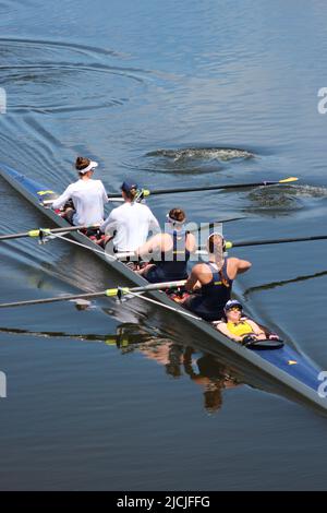 2022 University of Michigan Womens team a Big Ten gara di regata invitazionale Sarasota Florida nathan Benderson Park equipaggio 4 8 persone barche veloce Foto Stock