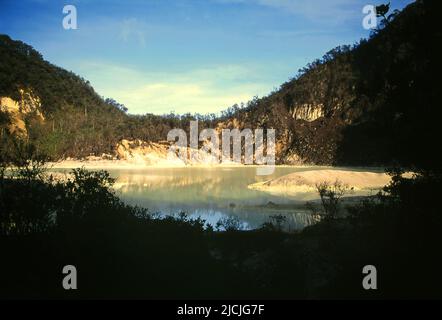 Il lago cratere del vulcano del Monte Patuha, che è popolarmente conosciuto come Kawah Putih (cratere bianco) in Ciwidey, Bandung, Giava Occidentale, Indonesia. Foto Stock