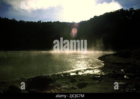 Il lago cratere del vulcano del Monte Patuha, che è popolarmente conosciuto come Kawah Putih (cratere bianco) in Ciwidey, Bandung, Giava Occidentale, Indonesia. Foto Stock