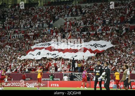 Doha, Qatar. 13th giugno 2022. I fan del Perù si acclamano prima della partita intercontinentale di play-off della Coppa del mondo FIFA 2022 tra Australia e Perù allo stadio Ahmed bin Ali, Doha, Qatar, 13 giugno 2022. Credit: Wang Dongzhen/Xinhua/Alamy Live News Foto Stock