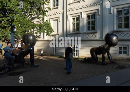 Praga, Santiago, Repubblica Ceca. 13th giugno 2022. I turisti scattano foto con i famosi bambini di David Cerny a Praga, Repubblica Ceca. (Credit Image: © Matias Basualdo/ZUMA Press Wire) Foto Stock