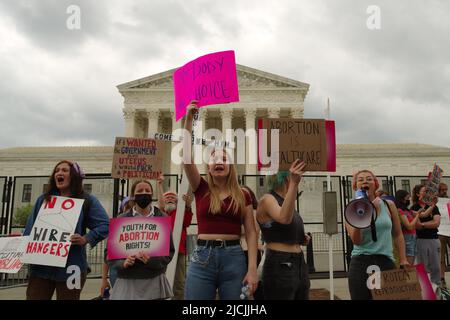 Washington - 5 maggio 2022: I manifestanti Pro-Choice cantano e tengono segni di sostegno Roe v. Wade di fronte alla Corte Suprema degli Stati Uniti. Foto Stock