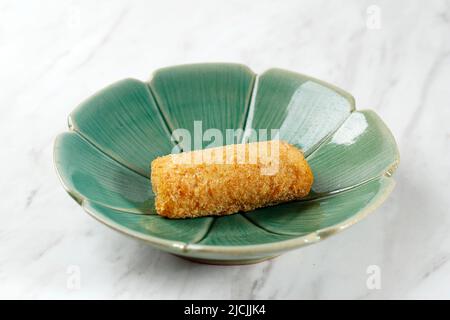 Ragù di isoles, spuntino tradizionale indonesiano salato. Ripieno di pollo e mescolare verdure, spalmato con pane a briciole e fritto profondo. Foto Stock