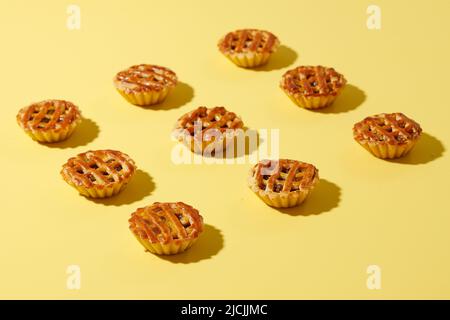 Punta Pineapple Pie o Nastar Keranjang, popolare come ananas Tart. Croci di torta con confettura di ananas all'interno e sormontato con torta di lattice. Popolare per Foto Stock