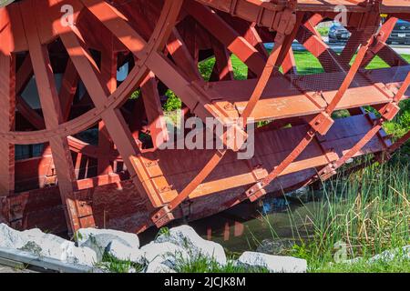 Steamboat Red paddle Wheel. Primo piano di Red Paddle Wheel su River Boat. Foto di viaggio, messa a fuoco selettiva, nessuno Foto Stock