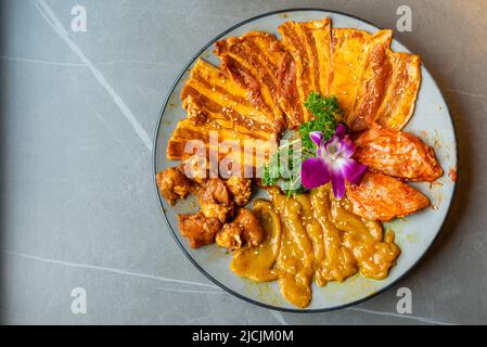 Barbecue cinese di maiale crudo e carne di pollo con salsa al curry piatto vista dall'alto Foto Stock