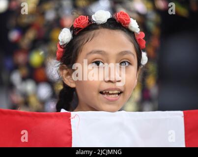 Doha, Qatar. 13th giugno 2022. Un fan del Perù è visto prima della partita intercontinentale di play-off della Coppa del mondo FIFA 2022 tra Australia e Perù allo stadio Ahmed bin Ali, Doha, Qatar, 13 giugno 2022. Credit: Nikku/Xinhua/Alamy Live News Foto Stock