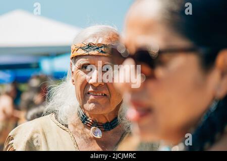 Malibu, California, USA - 9 aprile 2022. Polvere. Nativi americani vestiti in pieno regalia. Chumash Day Powwow e incontro intertribale. Foto Stock