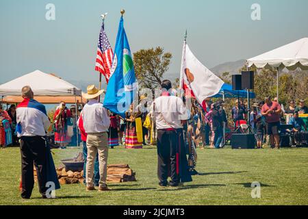 Malibu, California, USA - 9 aprile 2022. Polvere. Nativi americani vestiti in pieno regalia. Chumash Day Powwow e incontro intertribale. Foto Stock