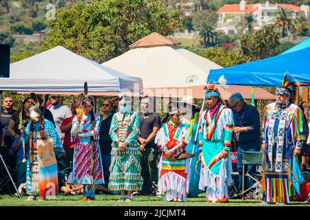 Malibu, California, USA - 9 aprile 2022. Polvere. Nativi americani vestiti in pieno regalia. Chumash Day Powwow e incontro intertribale. Foto Stock