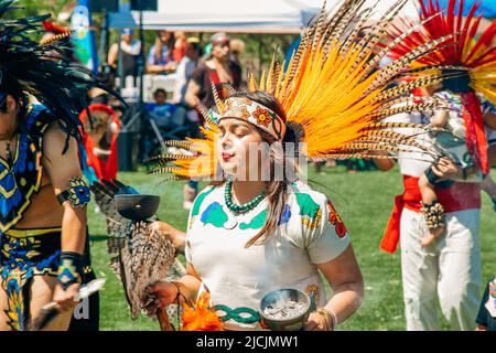 Malibu, California, USA - 9 aprile 2022. Polvere. Nativi americani vestiti in pieno regalia. Chumash Day Powwow e incontro intertribale. Foto Stock