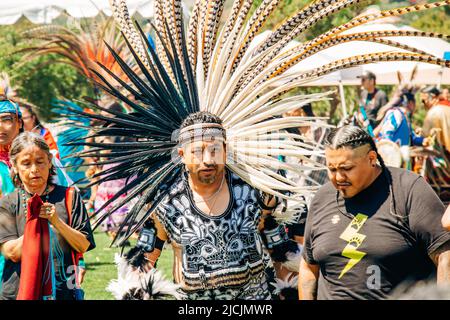 Malibu, California, USA - 9 aprile 2022. Polvere. Nativi americani vestiti in pieno regalia. Chumash Day Powwow e incontro intertribale. Foto Stock