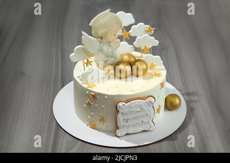 Torta di festa per il giorno del battesimo del bambino. L'iscrizione sulla torta con il nome del bambino. Torta per bambini molto bella. Foto Stock